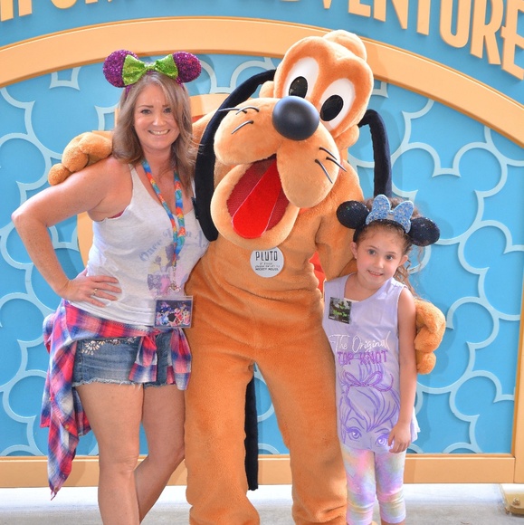 A FAMILY THAT DISNEY'S TOGETHER STAYS TOGETHER - Picture 4 of 9